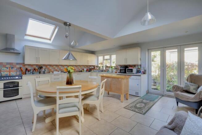 KITCHEN/BREAKFAST