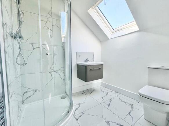 En suite bedroom 1