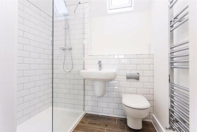 EN-SUITE SHOWER ROOM