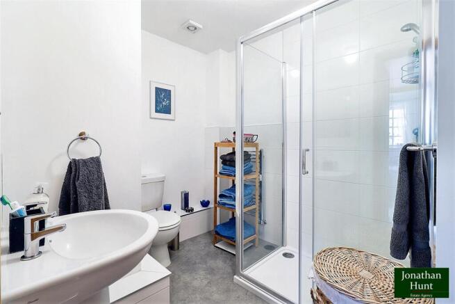 FAMILY SHOWER ROOM