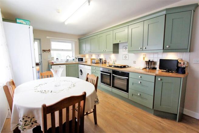 Kitchen (2).JPG