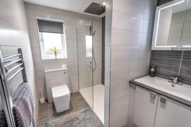 5 bed Detached for sale Image 12