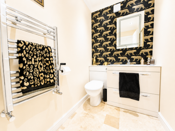 6 bed Detached for sale Image 11