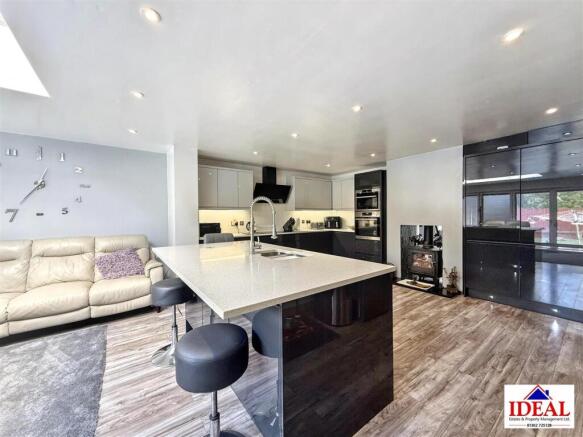 4 bed Detached Bungalow for sale Image 8
