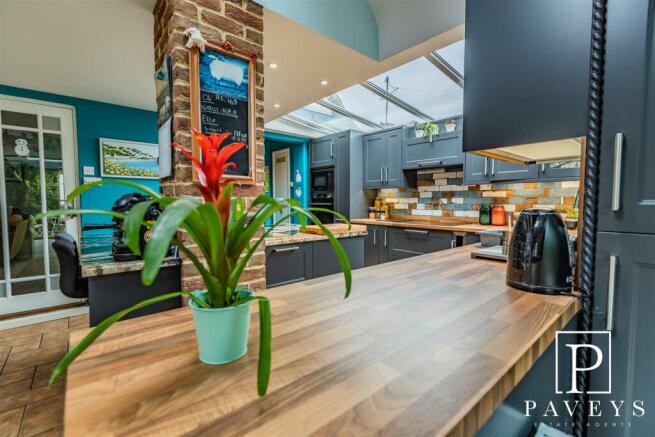 KITCHEN DINER FAMILY ROOM
