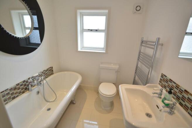 36 Pretoria Road family bathroom.jpg