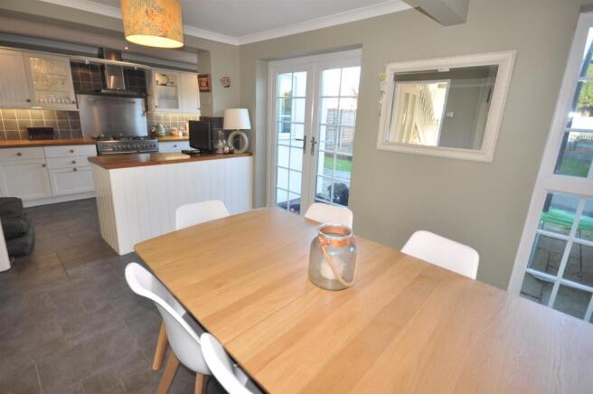 LIVING / DINING KITC