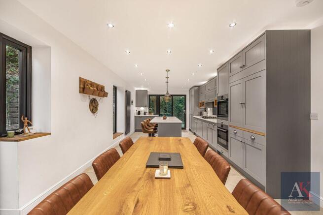 5 bed Detached for sale Image 8