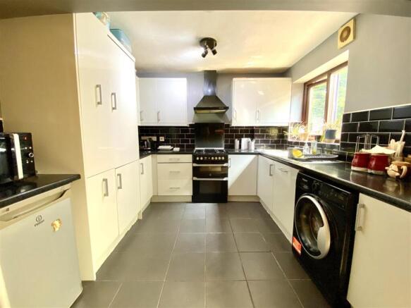 5 bed Semi-Detached for sale Image 10