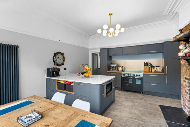 5 bed Semi-Detached for sale Image 5