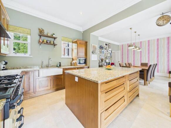 7 bed Semi-Detached for sale Image 4