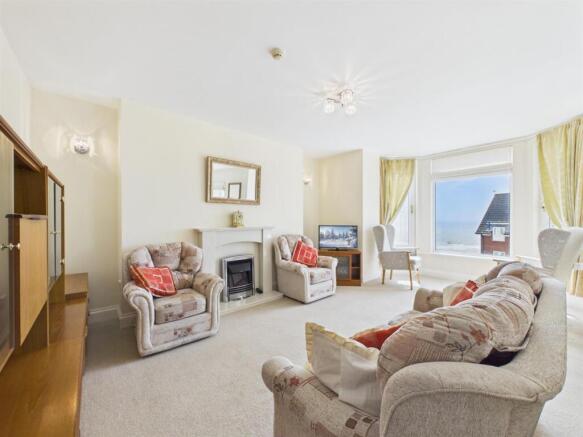 2 bed Flat for sale Image 4