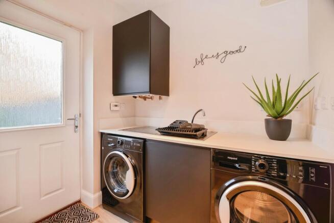 5 bed Detached for sale Image 6