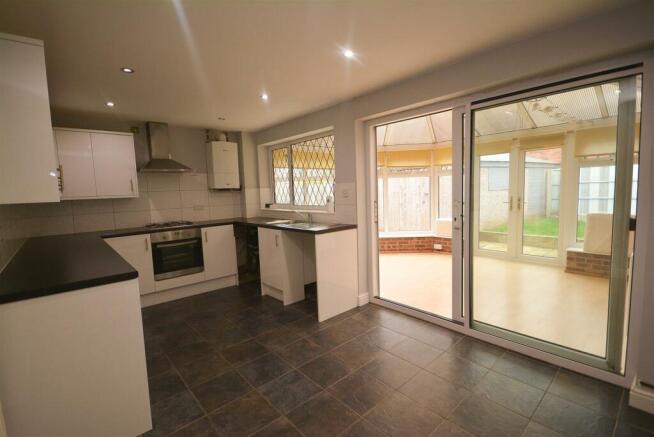 Dining to conservatory and kitchen.jpg