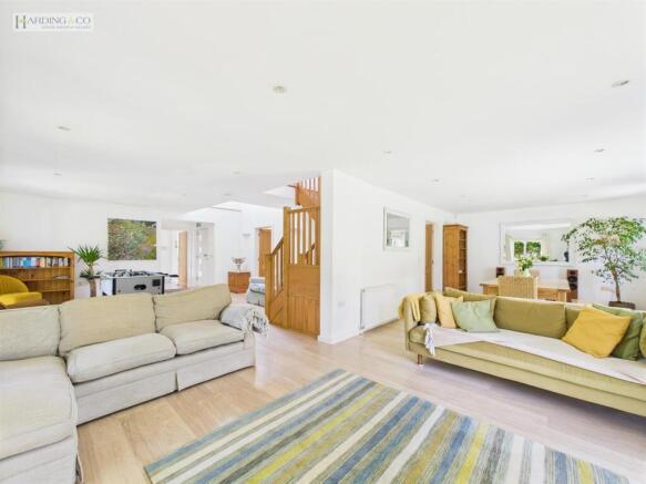 CAM01113G0-PR0160-STILL028.jpg