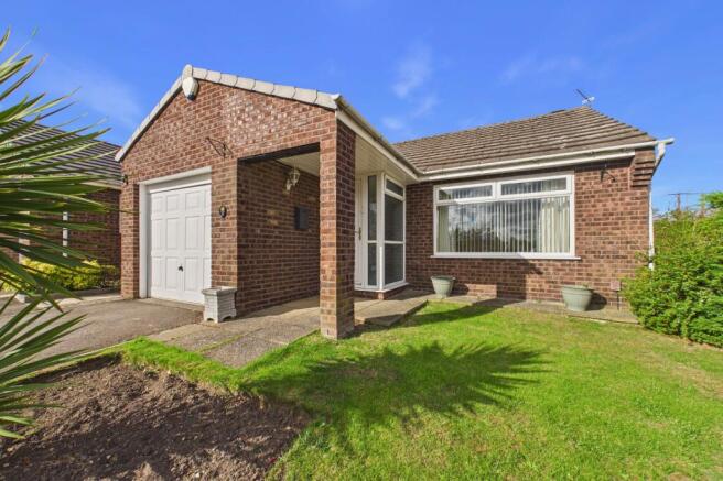 2-bed bungalow on Farnham Croft, Leeds, West Yorkshire, LS14, £310,000