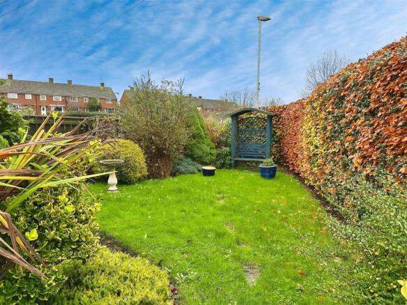 EXTERNALLY - SIDE GARDEN