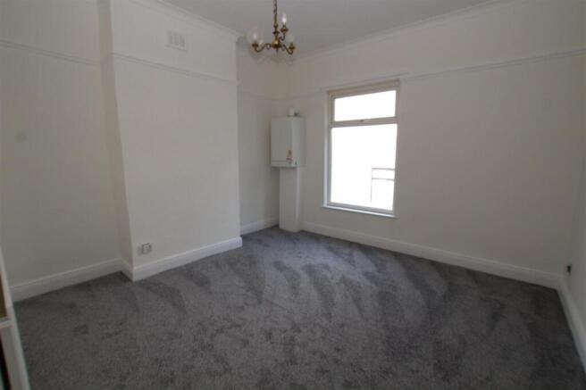 2 bed Terraced to rent Image 5