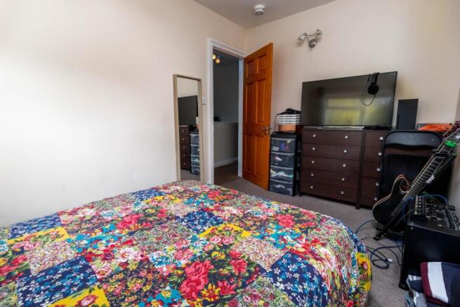 Large rear bedroom pic 2 (1).jpg