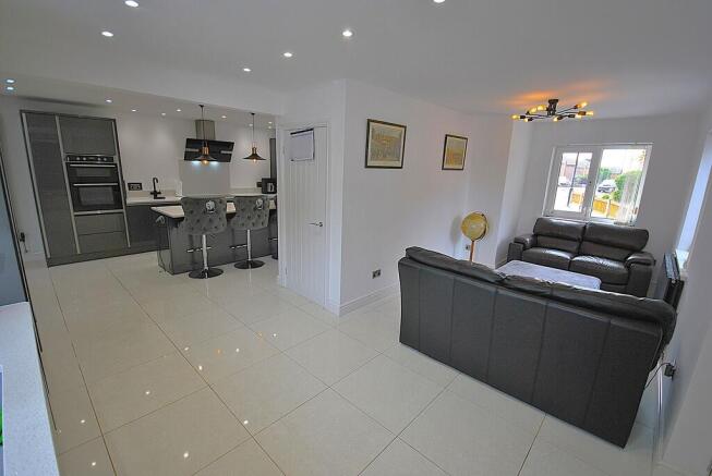 4 bed Detached for sale Image 8