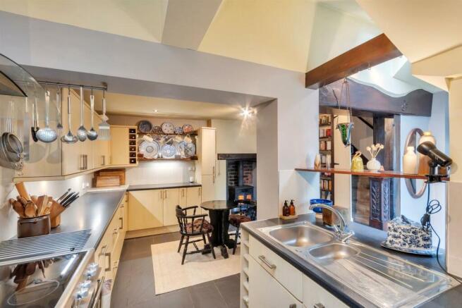 Kitchen/ Dining Room