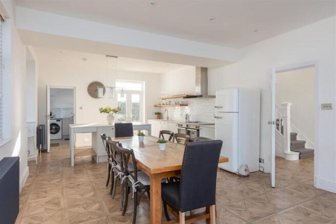 5 bed Detached for sale Image 12