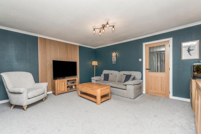 Brighton Close, Carlinghow, Batley, WF17 photo 4
