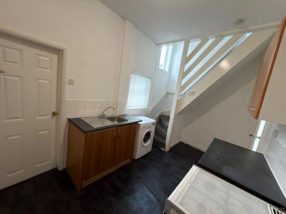 2 bed Terraced to rent Image 5