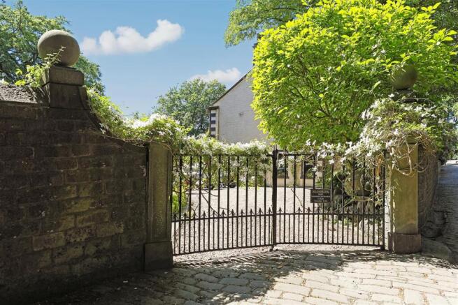 9 bed Detached for sale Image 11