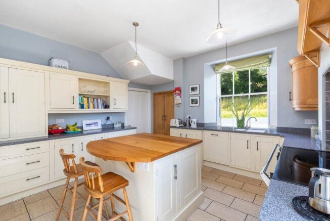 5 bed Semi-Detached for sale Image 7