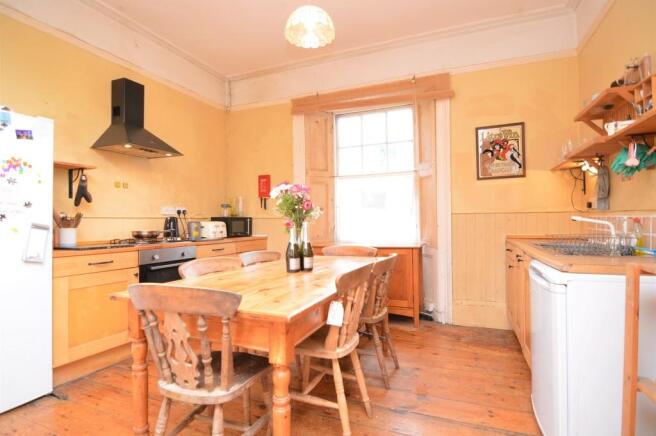 KITCHEN/BREAKFAST...
