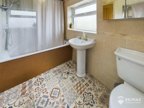 Bathroom (2).jpg