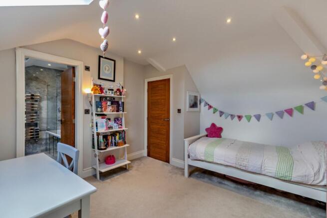 4 bed Apartment for sale Image 11
