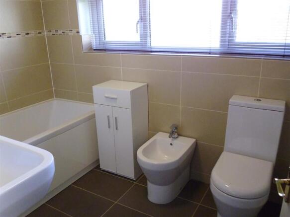 24 - Bathroom a.jpg