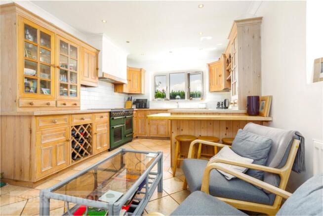 5 bed Detached for sale Image 6