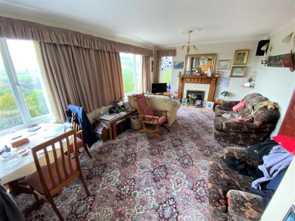 LOUNGE/DINING ROOM