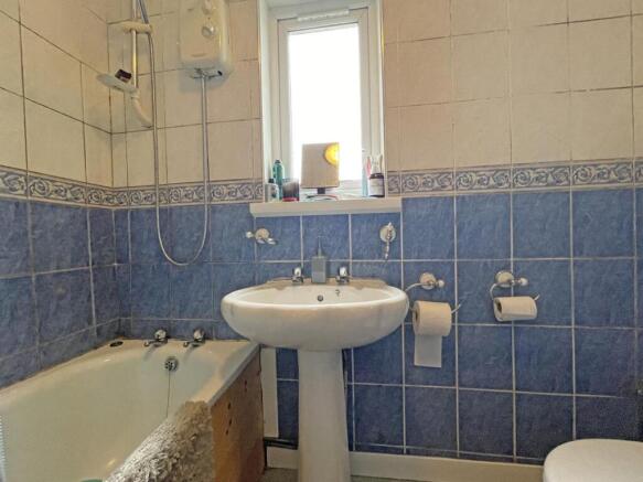Hawkinge Gardens 102 Bathroom.jpg