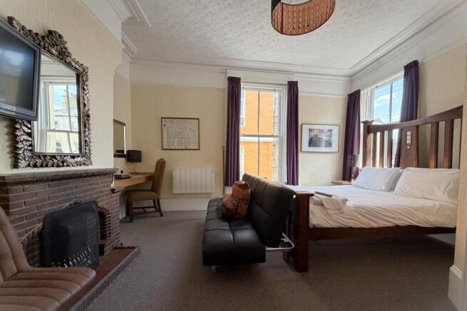 5 bed Town House for sale Image 7