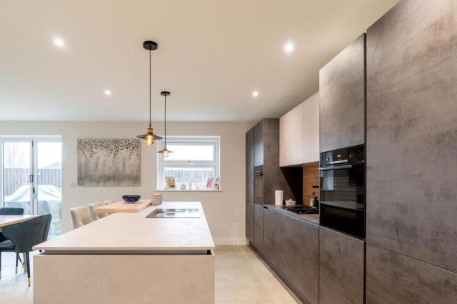 STUNNING DINING KITCHEN AND SITTING ROOM