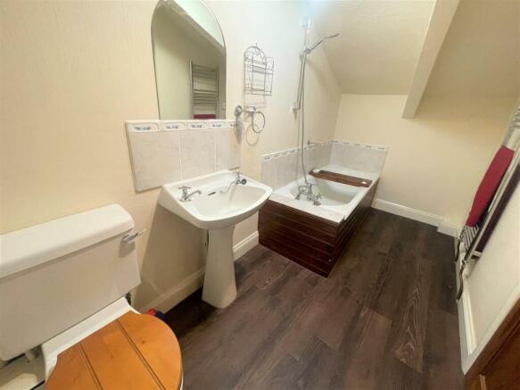 En Suite to Bedroom 1
