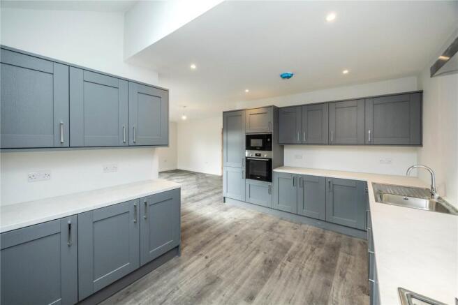 5 bed Semi-Detached for sale Image 8