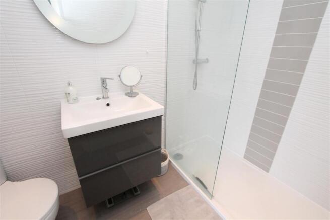 BED 1 ENSUITE.JPG