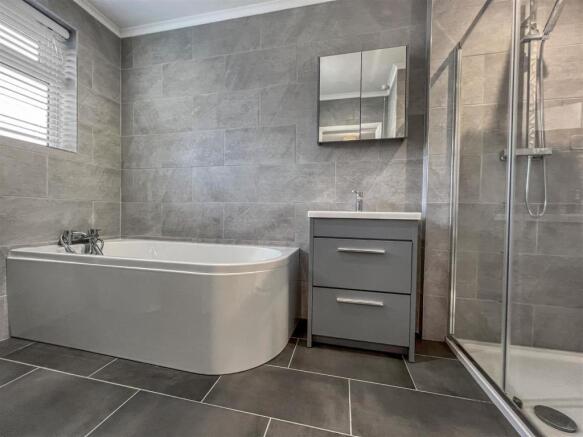 bathroom 3.jpg