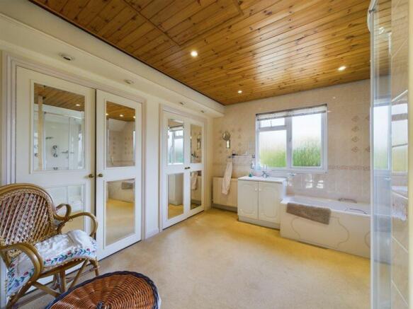 MASTER BEDROOM EN-SUITE BATHROOM &...