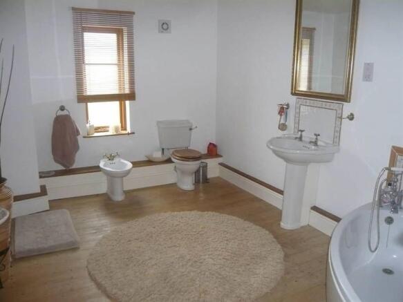 FAMILY BATHROOM