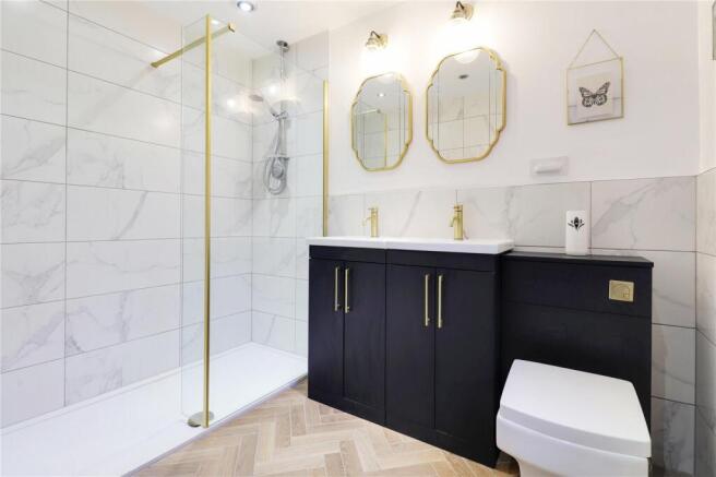 En Suite Shower Rm