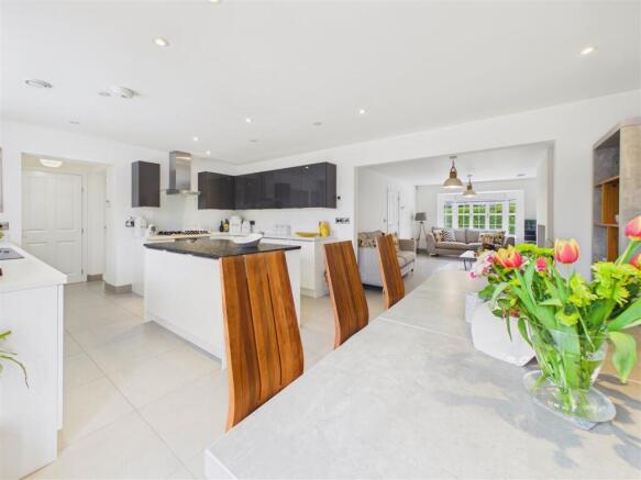 5 bed Detached for sale Image 7