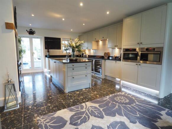 Stunning Re-Fitted Family Kitchen 670