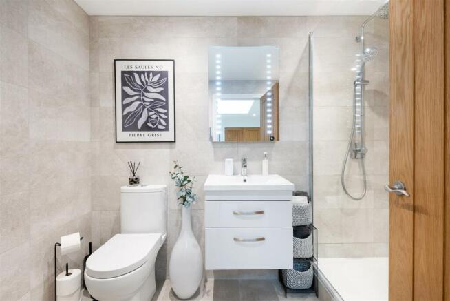 Master En Suite.jpg