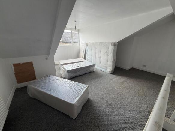 3 bed Terraced to rent Image 9